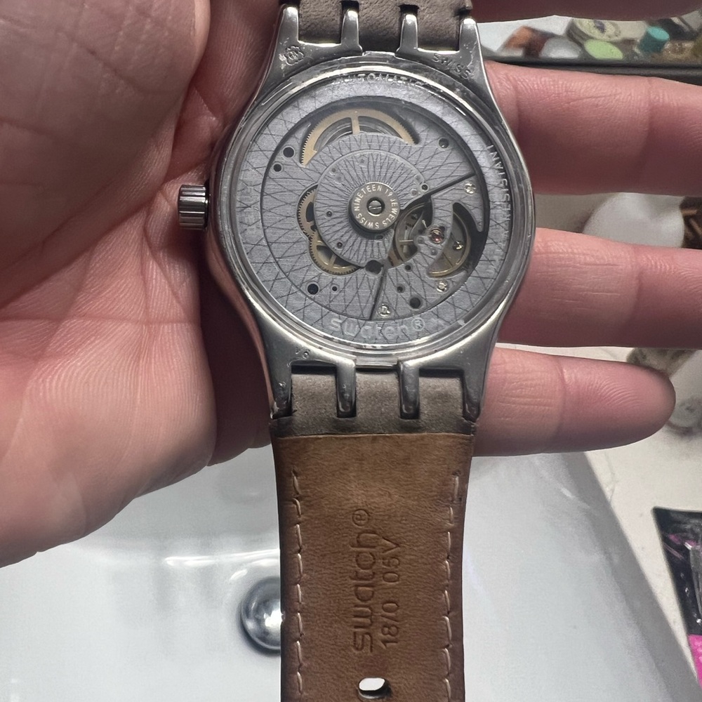 Unisex Women or Men’s Brown Leather Strap Watch - Picture 6 of 8